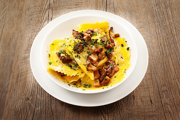 포토 JPG 해외이미지 전통 접시 음식 백그라운드 컨셉 다이어트 재료 파스타 스파게티 요리 사람없음 주방 식사 저녁식사 버섯 이탈리아 흰색 면 맛 지중해 먹기 레시피 점심식사 라비올리 오리지널 맛있는 탈리아텔레 해외202004 해외포토 식기 유럽 바다 컬러 모션 서양음식 건강 파스타면 파일형식