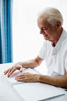 포토 JPG 해외이미지 라이프스타일 노년 남자 실내 한명 상반신 옆모습 독서 책상 시각장애인 점자 손짚기 노인남자한명만 점자책 해외202004 해외포토 1 뷰포인트 가구 사람 손짓 성인 내부 생활 책 장애인 남자한명만 노인남자만 파일형식
