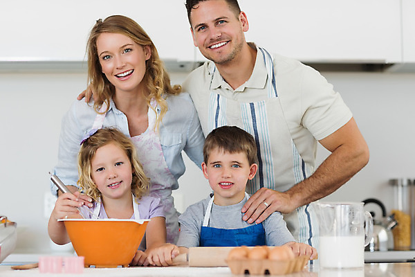 포토 JPG 해외이미지 백인 라이프스타일 커플 응시 여자 남자 딸 행복 아들 어린이 가족 탁자 엄마 갈색머리 함께함 실내 사랑 요리 서기 소년 여러명 20대 부모 쿠키 주방 앞치마 사발 아빠 굽기 준비 조리대 만들기 밀대 언니 남동생 해외202004 해외포토 서양인 헤어스타일 시선 감정 가구 다수 컨셉 관계 모션 주방용품 디저트 사람 청년 내부 생활 사기그릇 구이 자매 동생 파일형식