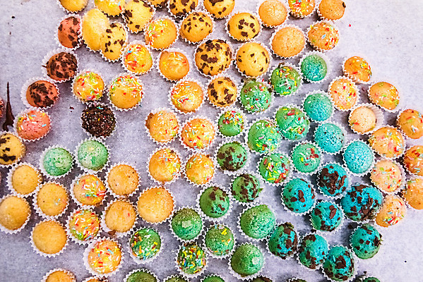 포토 JPG 해외이미지 디저트 사람없음 컬러풀 과자 초콜릿 낭만 견과류 달콤 컵케이크 머핀 핸드메이드 맛있는 해외202004 해외포토 음식 빵 컬러 컨셉 케이크 맛 파일형식