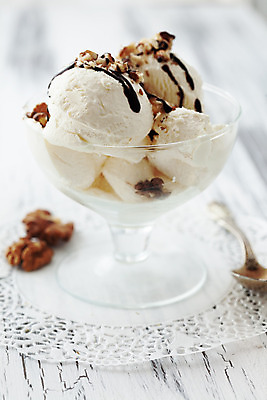 포토 JPG 해외이미지 음식 아이스크림 디저트 사람없음 초콜릿 숟가락 냉동 견과류 흰색 달콤 크림 호두 시럽 바닐라 맛있는 해외202004 해외포토 컬러 수저 맛 파일형식