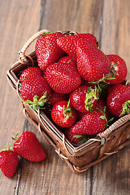 포토 JPG 해외이미지 과일 딸기 사람없음 바구니 가득함 담기 과일바구니 해외202004 해외포토 모션 파일형식