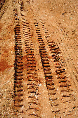 포토 JPG 해외이미지 모양 도로 지구 백그라운드 십자가 패턴 자동차 표시 사람없음 야외 갈색 환경 흙 산책로 운전 시골 바퀴 플랫 인쇄 질감 타이어 먼지 진흙 밟기 그런지 선로 오지 자동 해외202004 해외포토 길 육상교통 컬러 무늬 교통시설 모션 파일형식