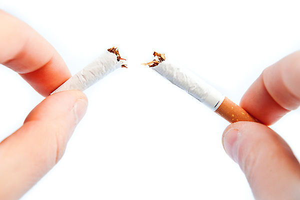 포토 JPG 해외이미지 손 손가락 담배 경고 근접촬영 신체부위 잡기 질병 자르기 흰배경 금연 담배꽁초 해로움 해외202004 해외포토 캠페인 뷰포인트 백그라운드 컨셉 의학 모션 사람 흰색 사회이슈 파일형식