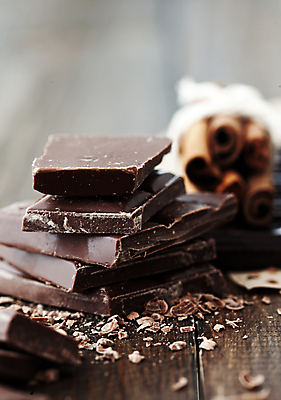 포토 JPG 해외이미지 라이프스타일 음식 탁자 디저트 따뜻함 사람없음 갈색 주방 초콜릿 막대기 달콤 향신료 유기농 코코아 깨짐 시나몬 해외202004 해외포토 웰빙 음료 컬러 가구 컨셉 생활 맛 향미료 파일형식