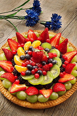 포토 JPG 해외이미지 꽃 탁자 디저트 실내 사람없음 하이앵글 나무바닥 과일타르트 해외202004 해외포토 식물 음식 뷰포인트 가구 바닥 내부 타르트 파일형식