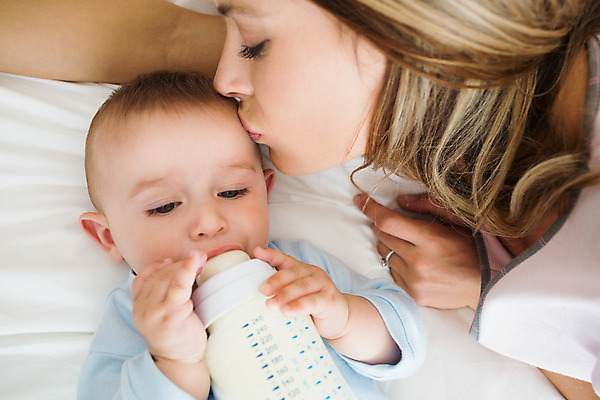포토 JPG 해외이미지 백인 라이프스타일 여자 남자 아들 얼굴 엄마 키스 주택 사랑 근접촬영 소년 상반신 성인 두명 앞모습 옆모습 30대 부모 눕기 침실 육아 우유 아기 잡기 젖병 돌봄 해외202004 해외포토 서양인 감정 어린이 뷰포인트 가족 모션 유제품 사람 건물 생활 신체부위 장년 아기용품 애정표현 파일형식