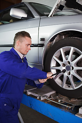 포토 JPG 해외이미지 백인 남자 교통시설 자동차 노동자 실내 한명 20대 성인 공구 나사 스패너 작업 바퀴 원형 작업실 기술자 변화 수리 집중 서비스 타이어 볼트 작업도구 성실 엔진 정비공 교체 설치 성인남자한명만 해외202004 해외포토 도형 서양인 직업 1 육상교통 교통 컨셉 사람 청년 내부 도구 시설 남자한명만 성인남자만 파일형식