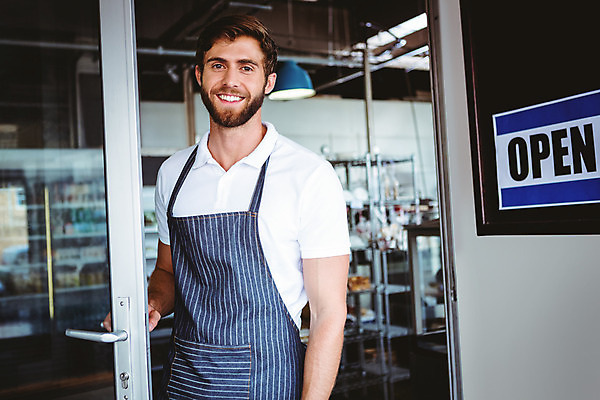 포토 JPG 해외이미지 백인 라이프스타일 남자 행복 커피 음식 비즈니스 청소년 노동자 한명 서기 20대 상점 식당 카페 빵집 잡기 업무 오픈 웨이터 직원 서비스 카페테리아 주인 해외202004 해외포토 서양인 직업 1 감정 음료 모션 사람 청년 생활 작업 파일형식