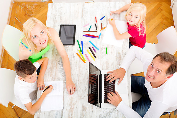 포토 JPG 해외이미지 백인 교육 딸 아들 어린이 인터넷 통신 가정 가족 관계 놀이 탁자 엄마 남편 아파트 주택 함께함 소년 여러명 취미 노트북 부모 태블릿 페인트 방 육아 아내 그리기 아빠 와이파이 언니 무료 소프트웨어 프로그램 해외202004 해외포토 서양인 남자 가구 다수 컨셉 모션 사람 건물 전자제품 스마트기기 자매 무선인터넷 파일형식