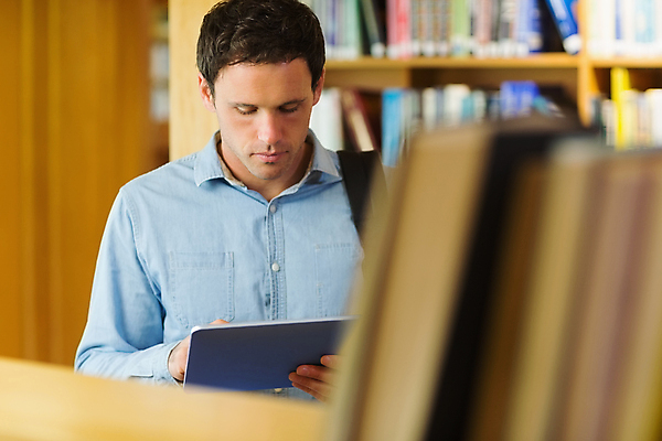 포토 JPG 해외이미지 백인 학생 교육 남자 책장 실내 한명 서기 성인 책 30대 학습 스터디 태블릿 독서 터치 정보 잡기 도서관 집중 대학교 과제 터치스크린 해외202004 해외포토 서양인 1 가구 컨셉 학교 모션 사람 내부 장년 전자제품 스마트기기 파일형식