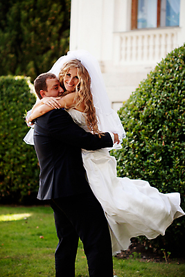 포토 JPG 해외이미지 주간 커플 공원 여자 남자 신부 결혼 결혼식 성인 야외 두명 옆모습 낭만 성인만 해외202004 해외포토 자연요소 공공시설 뷰포인트 컨셉 관계 사람 이벤트 파일형식