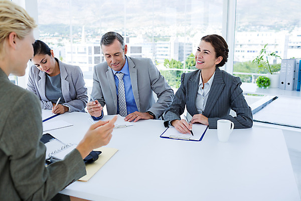 포토 JPG 해외이미지 백인 응시 여자 남자 40대 중년 50대 실내 앉기 여러명 상반신 20대 성인 사무실 기록 비즈니스우먼 면접 해외202004 해외포토 서양인 시선 다수 비즈니스 모션 사람 청년 내부 직장인 파일형식