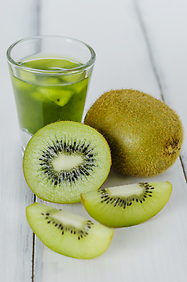 포토 JPG 해외이미지 음료 조각 과일 잔 키위 사람없음 주스 슬라이스 해외202004 해외포토 식기 파일형식