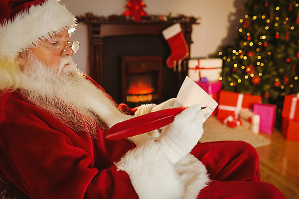 포토 JPG 해외이미지 백인 라이프스타일 노년 남자 크리스마스장식 크리스마스 거실 가정 불 아파트 주택 따뜻함 한명 장식 크리스마스트리 산타클로스 평화 축제 장식볼 축하 기록 잡기 벽난로 안락의자 전나무 깃털펜 노인남자한명만 해외202004 해외포토 자연요소 서양인 나무 1 기념일 컨셉 의자 모션 사람 성인 건물 생활 펜 남자한명만 노인남자만 파일형식