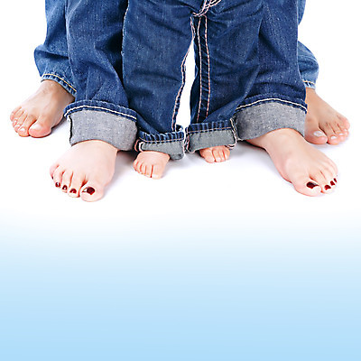 포토 JPG 해외이미지 라이프스타일 옷 여자 남자 딸 행복 아들 어린이 백그라운드 컨셉 신체 바지 부분 가족 관계 맨발 발 엄마 아이디어 함께함 사랑 안전 사람 소년 세명 파란색 부모 흰색 청바지 아기 아빠 작음 세대 걸음마 고립 돌봄 양발 국경 해외202004 해외포토 감정 컬러 모션 하의 생활 신체부위 크기 파일형식