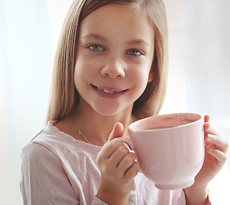 포토 JPG 해외이미지 라이프스타일 커피 어린이 분홍색 겨울 주택 따뜻함 한명 컵 머그컵 마시기 잡기 뜨거움 달콤 부드러움 코코아 파스텔톤 해외202004 해외포토 1 식기 계절 음료 컬러 모션 사람 건물 생활 감각 맛 파일형식