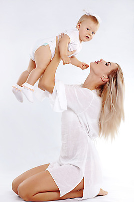 포토 JPG 해외이미지 전신 백인 응시 여자 딸 행복 가족 모녀 엄마 함께함 사랑 사람 성인 두명 옆모습 금발 육아 올려보기 아기 무릎꿇기 흰배경 돌봄 여자만 들어올리기 해외202004 해외포토 서양인 헤어스타일 시선 감정 뷰포인트 백그라운드 컨셉 관계 모션 흰색 파일형식