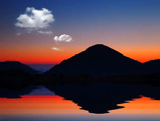 포토 JPG 해외이미지 실루엣 바다 자연 하늘 풍경 사람없음 야외 빛 햇빛 반사 노란색 평화 일출 황혼 일몰 땅 암초 수평선 해외202004 해외포토 컬러 컨셉 촬영기법 태양 노을 생태계 파일형식