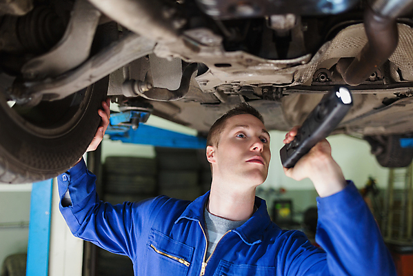 포토 JPG 해외이미지 백인 직업 남자 자동차 노동자 기술 실내 작업복 한명 서기 20대 성인 손전등 잡기 작업 기술자 수리 아래 집중 서비스 타이어 문제 엔진 정비공 정비소 성인남자한명만 해외202004 해외포토 서양인 1 옷 육상교통 컨셉 모션 조명 사람 청년 내부 방향 위치 남자한명만 성인남자만 파일형식