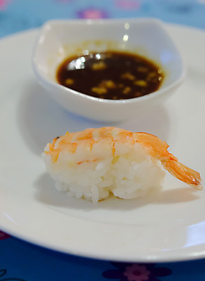 포토 JPG 해외이미지 1 접시 밥 새우 요리 동양인 사람없음 빨간색 일본 초밥 흰색 해산물 싱글 해외202004 해외포토 식기 아시아 음식 컬러 갑각류 인종 일본음식 파일형식