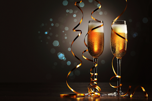 포토 JPG 해외이미지 디자인 기념일 행복 리본 음료 백그라운드 크리스마스 겨울 검은배경 새로움 기념 선물 사랑 사람없음 빛 상자 파티 축제 낭만 축하 알코올 샴페인 샴페인잔 해외202004 해외포토 계절 감정 컨셉 술잔 주류 이벤트 검은색 파일형식