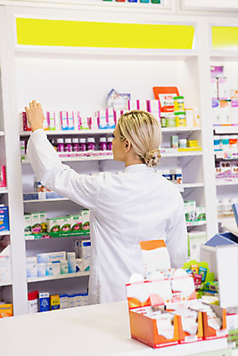 포토 JPG 해외이미지 백인 여자 실내 한명 상반신 20대 성인 약 약국 처방 조제 약사 의료성형뷰티 성인여자한명만 연습생 해외202004 해외포토 서양인 1 의학 사람 청년 내부 연습 만들기 여자한명만 성인여자만 파일형식