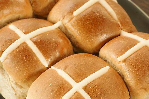 포토 JPG 해외이미지 전통 종교 음식 십자가 과일 휴가 디저트 부활절 건강 사람없음 케이크 빵집 축하 대접 신선 뜨거움 달콤 굽기 심볼 버터 번 해외202004 해외포토 기념일 빵 컨셉 상점 맛 구이 파일형식