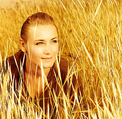 포토 JPG 해외이미지 식물 백인 모델 응시 계절 여자 유럽 얼굴 백그라운드 밭 농업 자연 한명 미소 사람 초원 성인 야외 농작물 금발 농장 노란색 가을 밀 호밀 성인여자한명만 해외202004 해외포토 서양인 1 헤어스타일 시선 나라 산업 컬러 곡류 표정 신체부위 생태계 여자한명만 성인여자만 파일형식