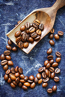 포토 JPG 해외이미지 디자인 커피 음료 음식 백그라운드 아침 콩 사람없음 빛 갈색 상점 검은색 어둠 힘 카페 원두 수확 청바지 신선 닫기 맛 인도인 굽기 묘사 국자 싱글 아로마 브라질 에스프레소 비네팅 내추럴 고립 모카 옛날 카페인 스타일 유일 해외202004 해외포토 주간 외국인 컬러 컨셉 농업 바지 모션 주방용품 곡류 촬영기법 동양인 남아메리카 구이 파일형식