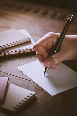 포토 JPG 해외이미지 손 여자 종이 백그라운드 탁자 아이디어 신체부위 펜 다이어리 공책 공백 작업 사인 페이지 해외202004 해외포토 가구 컨셉 문구용품 사람 필기구 사무용품 파일형식