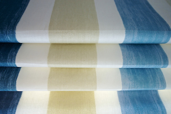 포토 JPG 해외이미지 창문 실내 사람없음 가로 파란색 컬러풀 줄무늬 흰색 직물 블라인드 그늘 크림 해외202004 해외포토 컬러 무늬 내부 커튼 파일형식