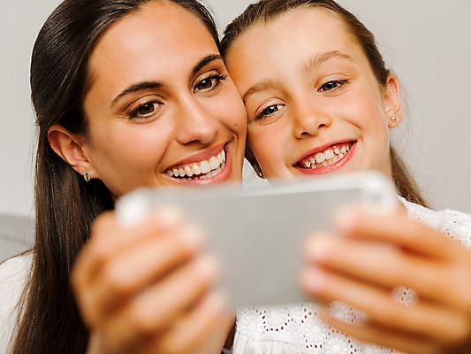 포토 JPG 해외이미지 백인 여자 딸 행복 어린이 2 거실 인터넷 통신 가족 엄마 모바일 주택 사람 성인 두명 스마트폰 핸드폰 학습 소파 카메라 외침 가르침 부름 히스패닉 동영상 지원 셀룰러 해외202004 해외포토 서양인 교육 감정 의자 관계 모션 건물 전자제품 스마트기기 소리 파일형식