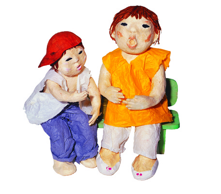 포토 JPG 한국문화 한국전통 남자 어린이 인형 벤치 남매 사람 소녀 소년 두명 수공예 닥종이인형 어린이만 국내포토 동양문화 전통 여자 의자 가족 한국 공예 파일형식