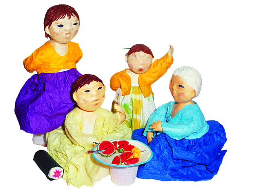 포토 JPG 한국전통 여자 노년 남자 할머니 어린이 인형 과일 가족 수박 대가족 사람 여러명 전통의상 한복 닥종이인형 국내포토 전통 다수 관계 한국 성인 파일형식