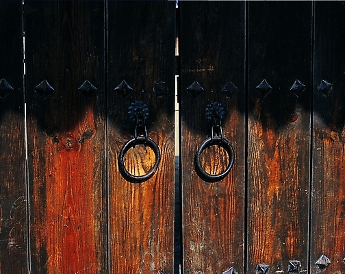 포토 주간 나무 한국문화 한국전통 전통 시설물 건축물 현대건축 건축 전통문화 컬러 고건축 한국건축 손잡이 그림자 사람없음 야외 건물 목재 햇빛 갈색 전통무늬 전통문양 문 건축부분 대문 전통문 문고리 나무문 국내포토 자연요소 식물 동양문화 문양 문화 무늬 재료 한국 태양 파일형식