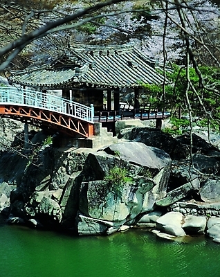 포토 주간 나무 식물 한국문화 한국전통 전통 시설물 건축물 건축 전통문화 백그라운드 고건축 한국건축 교통시설 주택 기와 기와집 사람없음 야외 건물 물 계곡 동양건축 돌_바위 바위 개울 정자 암자 가교 국내포토 자연요소 동양문화 문화 교통 종교건축 한옥 한국 강 시설 파일형식 동양