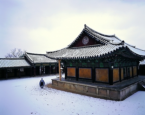 포토 주간 전신 한국문화 한국전통 전통 시설물 건축물 계절 건축 전통문화 고건축 설경 겨울 한국건축 지붕 한옥 기와 기와집 한명 서기 야외 건물 뒷모습 계단 동양건축 눈 기둥 사찰 승려 중 승복 돌계단 국내포토 자연요소 1 동양문화 문화 뷰포인트 종교건축 모션 날씨 한국 사람 풍경 돌_바위 성직자 파일형식 동양