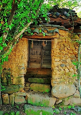 포토 주간 나무 식물 한국문화 한국전통 전통 건축물 외관 전통문화 고건축 한국건축 출입구 한옥 주택 돌담 기와 기와집 사람없음 야외 건물 담장 문 계단 돌_바위 빈티지 문살 전통문 돌계단 돌집 폐가 국내포토 자연요소 동양문화 건축 문화 컨셉 한국 파일형식