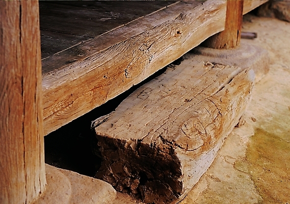 포토 나무 한국문화 한국전통 전통 시설물 건축물 현대건축 건축 전통문화 고건축 한국건축 사람없음 건물 목재 기둥 건축부분 빈티지 마루 대청 균열 받침대 목조 국내포토 식물 동양문화 문화 컨셉 재료 모션 한옥 바닥 한국 파일형식