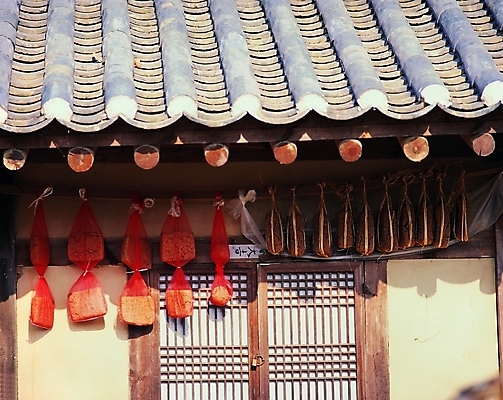 포토 주간 한국문화 한국전통 전통 시설물 건축물 외관 건축 전통문화 음식 고건축 한국건축 창문 자연 지붕 한옥 주택 건조 매달리기 기와 기와집 그림자 풍경 사람없음 야외 건물 햇빛 문 동양건축 시골 그늘 시골집 격자 처마 문고리 메주 걸림 국내포토 자연요소 동양문화 문화 무늬 모션 한국 태양 생태계 파일형식 동양