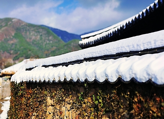 포토 주간 구름 한국문화 한국전통 전통 시설물 건축물 계절 현대건축 건축 전통문화 고건축 설경 겨울 한국건축 하늘 지붕 산 한옥 주택 돌담 기와 기와집 사람없음 야외 건물 담장 쌓기 눈 건축부분 국내포토 자연요소 동양문화 문화 모션 날씨 한국 풍경 돌_바위 파일형식