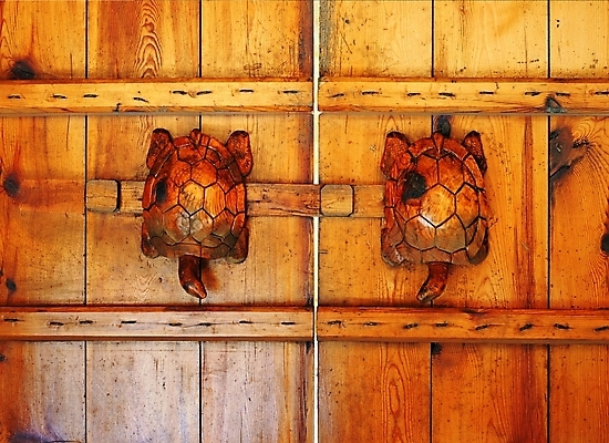 포토 주간 나무 한국문화 한국전통 전통 시설물 건축물 현대건축 건축 전통문화 컬러 고건축 한국건축 사람없음 야외 목재 갈색 전통무늬 전통문양 문 건축부분 거북이 잠금 대문 전통문 동물모양 목조 나무문 동물문양 국내포토 자연요소 모양 식물 동물 동양문화 문양 문화 무늬 재료 파충류 한국 보안 파일형식