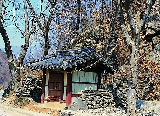 포토 주간 나무 식물 한국문화 한국전통 전통 시설물 건축물 건축 전통문화 고건축 한국건축 산 돌담 기와 기와집 그림자 사람없음 야외 건물 담장 햇빛 동양건축 전통문 새끼줄 사당 국내포토 자연요소 동양문화 문화 줄 한옥 한국 태양 문 돌_바위 파일형식 동양