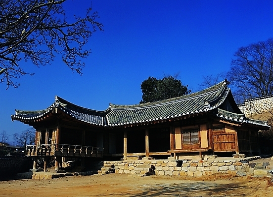 포토 주간 나무 식물 한국문화 한국전통 전통 시설물 건축물 외관 건축 전통문화 고건축 한국건축 하늘 지붕 한옥 주택 돌담 기와 기와집 사람없음 야외 건물 담장 햇빛 계단 정원 동양건축 돌계단 국내포토 자연요소 동양문화 문화 한국 태양 돌_바위 파일형식 동양