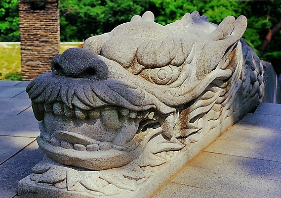 포토 JPG 주간 한국문화 한국전통 전통 시설물 건축물 건축 전통문화 얼굴 조각 고건축 한국건축 상상 표정 석조 그림자 사람없음 야외 판타지 햇빛 조각상 머리 전통무늬 전통문양 동양건축 돌_바위 용 작품 석상 동물모양 동물문양 드래곤 전설 조각_조소 국내포토 자연요소 모양 동물 동양문화 문양 문화 무늬 한국 미술 신체부위 태양 조형물 조소 파일형식 동양