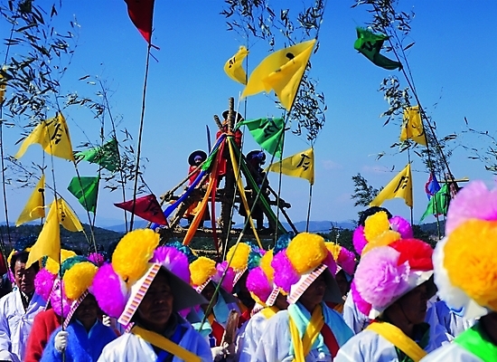 포토 주간 나무 식물 한국문화 한국전통 전통 여자 남자 전통문화 문화 놀이 하늘 사람 이벤트 여러명 야외 축제 전통놀이 고깔모자 나뭇가지 깃발 군중 전통의상 한복 정월대보름 풍물 무형문화재 민복 삼색띠 차전놀이 국내포토 자연요소 모자_잡화 동양문화 명절 다수 한국 문화재 파일형식