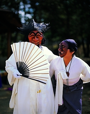 포토 주간 한국문화 한국전통 전통 여자 남자 전통문화 문화 장신구 서기 들기 사람 야외 두명 치마 햇빛 공연 춤 부채 유머 전통의상 한복 전통공연 탈춤 전통무용 저고리 뒷짐 탈 하회탈 산대놀이 두루마기 풍물 고름 가면극 무형문화재 정자관 국내포토 갓모자 자연요소 모자_잡화 동양문화 감정 모션 하의 문화예술 전통소품 한국 가면 이벤트 태양 문화재 연극 파일형식