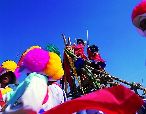 포토 주간 한국문화 한국전통 전통 여자 남자 전통문화 문화 놀이 하늘 사람 이벤트 여러명 야외 축제 전통놀이 고깔모자 전통의상 한복 정월대보름 풍물 무형문화재 차전놀이 국내포토 자연요소 모자_잡화 동양문화 명절 다수 한국 문화재 파일형식