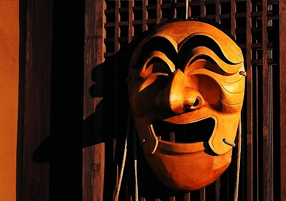 포토 한국문화 한국전통 전통 문화 얼굴 전통소품 표정 그림자 미소 웃음 근접촬영 사람없음 빛 한개 문 끈 유머 공예 오브젝트 공예품 문살 격자 탈 하회탈 전통문 민속공예 풍물 국내포토 1 동양문화 감정 뷰포인트 무늬 한국 가면 취미 신체부위 파일형식